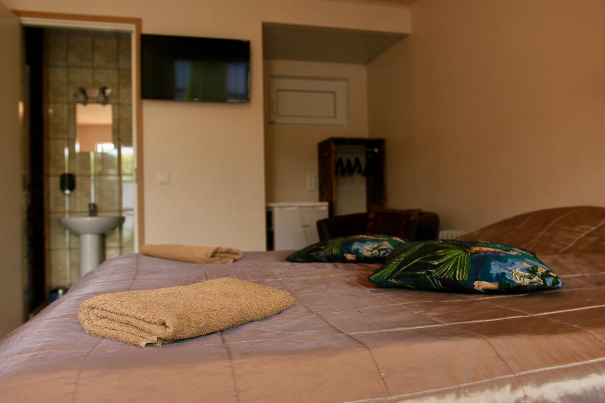 Guesthouse Maenniku Пярну Екстериор снимка